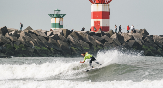 Foto van een surfer bij het Scheveningse havenhoofd