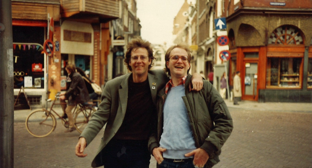 Koos Meinderts en Aad Meinderts poserend op straat