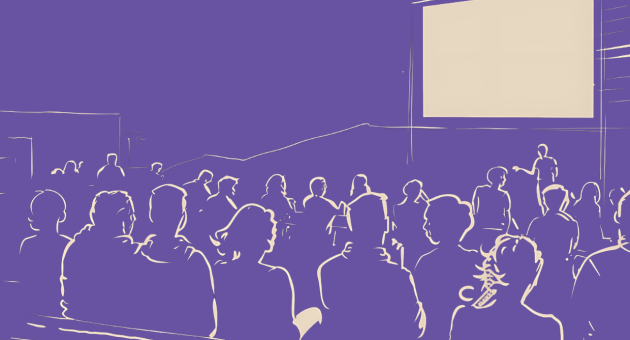 Mensen kijkend naar een filmscherm buiten