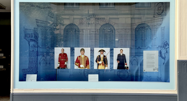 Foto Vitrine met tentoonstelling genaamd 'Koninklijke tradities in beeld'