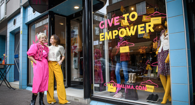 GraGrafin Eloise met haar moeder prinses Laurentien voor de kleurrijke winkel.