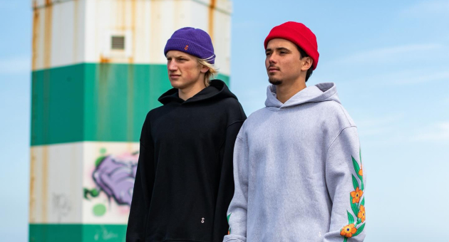 Twee jongens op het havenhoofd