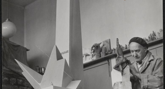 RKD Research Fred Carasso in zijn atelier met een maquette en voorstudie van De Boeg, november 1953