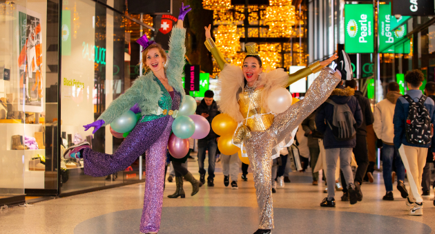Verklede dames in de nieuwe passage