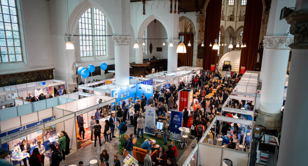 Informatiekraampjes tijdens de IamExpatfair in de Grote Kerk in Den Haag