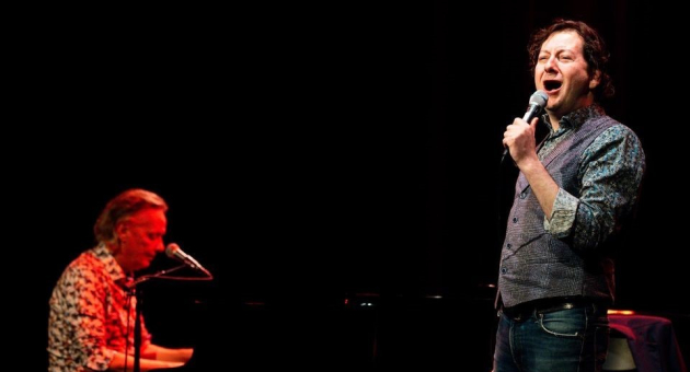 Bas Marée zingt en Johan Hoogeboom speelt piano 