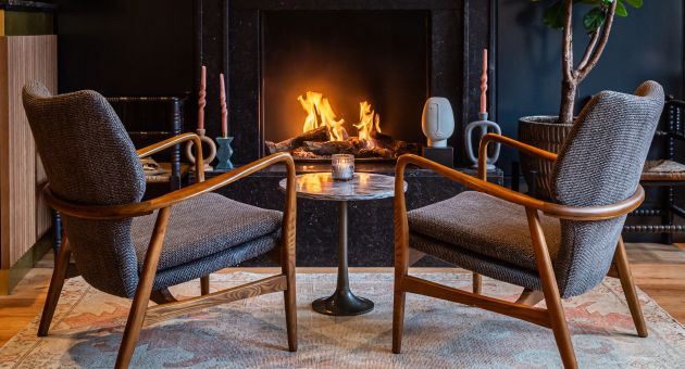 2 zitstoelen bij de openhaard
