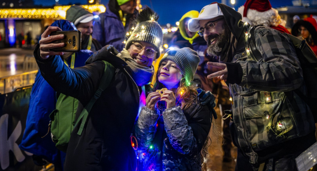 Scheveningen Light Walk met mensen gehuld in kerstlampjes.