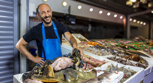 Visverkoper met een octopus in zijn hand