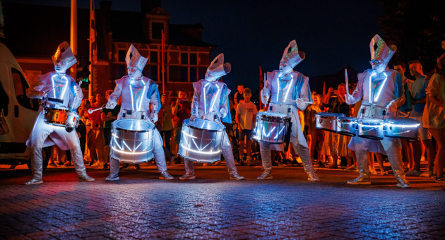 Drummers met licht op de Scheveningse pier