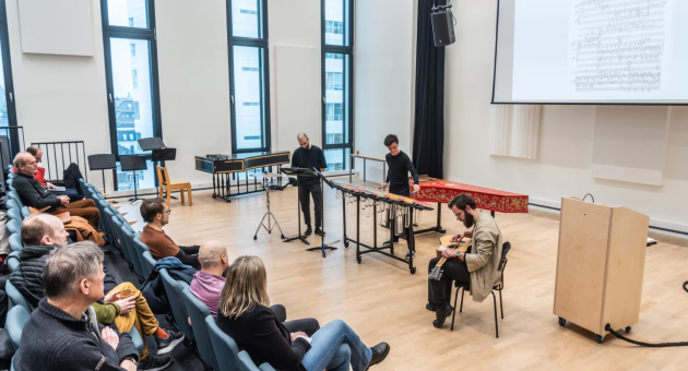 Studio 2 in conservatorium waar 3 mensen aan het optreden zijn met verschillende instrumenten