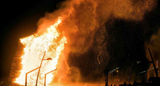 Vreugdevuur Scheveningen in brand