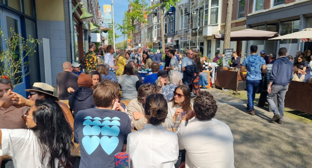 Verschillende mensen op een bankje met elkaar aan de praat 