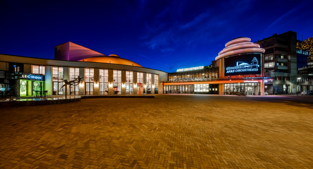 Voorkant van het AFAS Circustheater Scheveningen in de avond 
