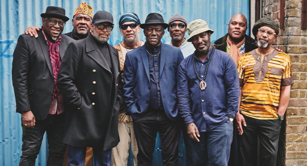 Bandfoto met de bandleden Cymande voor old skool garage met blauwe kleur
