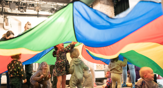 Kinderen aan het spelen onder een grote doek (c) De Schaapjesfabriek