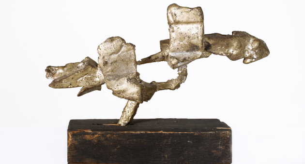 Op de foto zie je een brons, verguld  sculptuur  op zwart gebeitste vurenhouten voetstuk gemaakt door Erwin de Vries