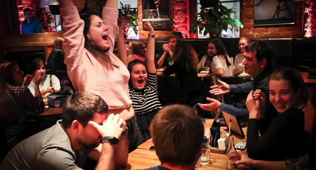 Mensen die deelnemen aan een Pub Quiz 