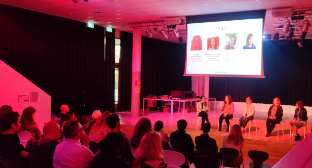 Publiek wat kijk naar een panel van vrouwen