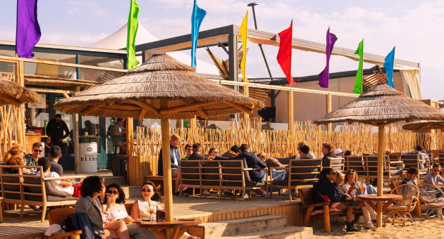 Boomerang Beach Club & Lounge 