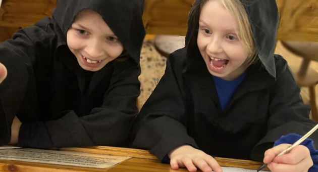 Twee kinderen gekleed als monnik 