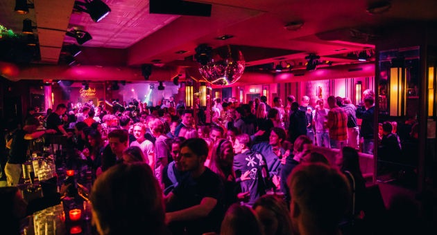 Mensen dansend in een club 