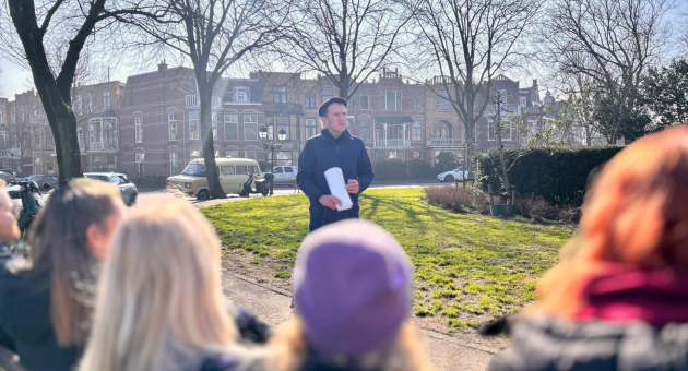 Gids Arie Spaans die wat uitlegt aan de deelnemers van de wandeling. 