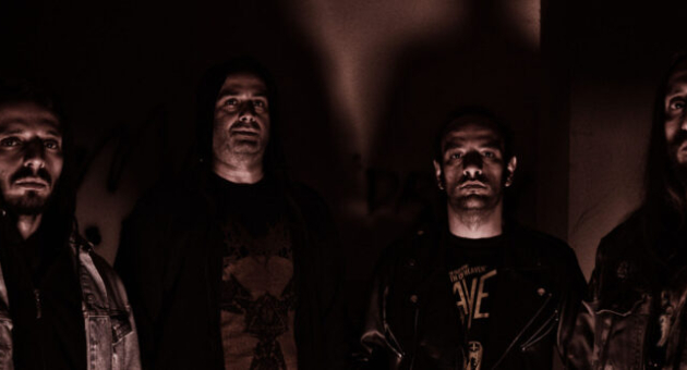 Band Hellsdomy in sepia licht wat past bij het metal genre.