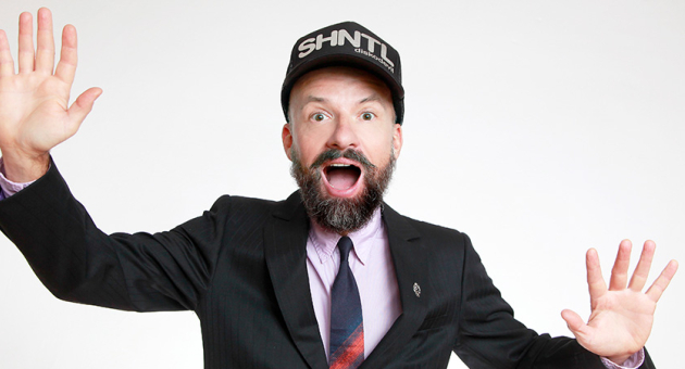 Portret van Shantel in pak met petje op