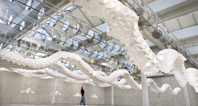 Installatie van Ana Oosting met zwevende, geometrische sculpturen in een lichte, open ruimte.