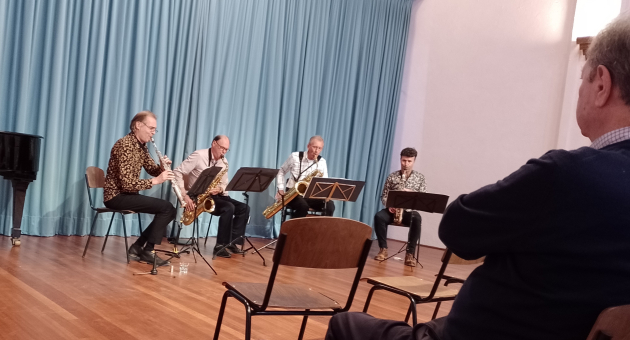 De band SXFNKWRTT spelen op hun instrumenten 
