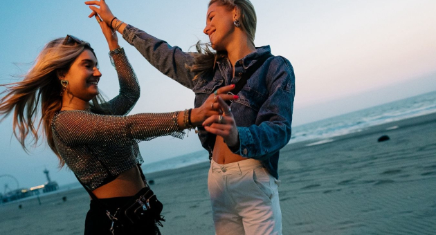 Twee dames dansen op het strand van Scheveningen (c) Give Soul 