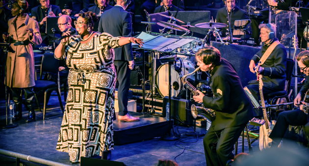 Shirma Rouse & Orkest Koninklijke Luchtmacht op het podium 