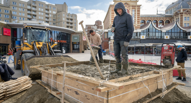 Zandsculptuur voorbereiding Scheveningen boulevard