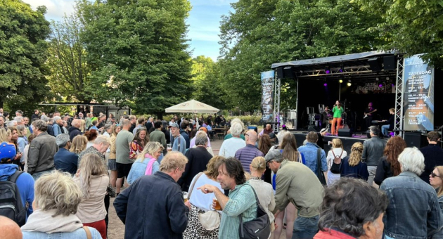 Mensen genieten van live jazzmuziek op het Koningsplein.