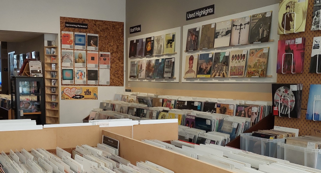 Platenzaak 3345 interieur met platenbakken en aan de wand rekken met lp's.