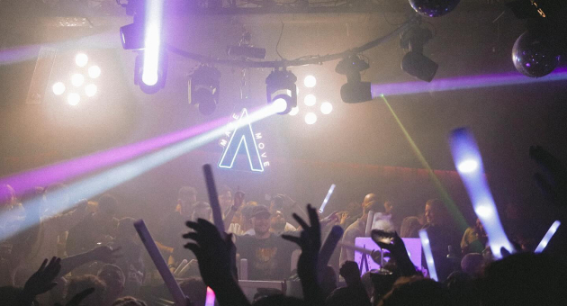Drukke clubnacht met lichten en dansende menigte (c) Make a Move