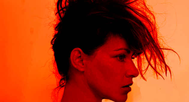 Portret met rood van zangeres Ellen ten Damme