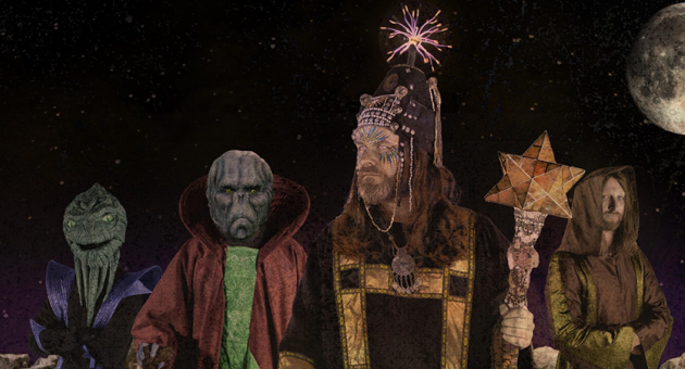 Band Henge in flashy outfits en de maan op de achtergrond wat past bij hun act als space formatie.