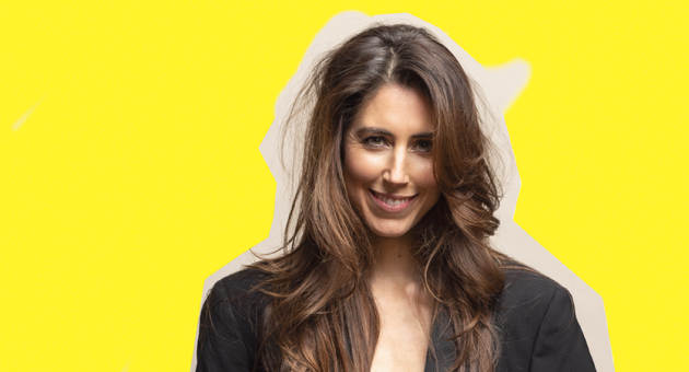 Pianiste Iris Hond op gele achtergrond.