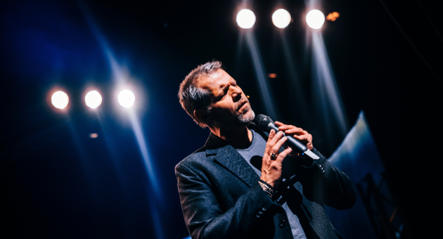 René van Kooten zingt op toneel in spotlight