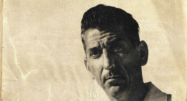 ortret van Danny Vera in een vintage stijl, met verweerde textuur en sepia-tinten. Zijn indringende blik en klassieke uitstraling roepen direct de sfeer op van tijdloze Americana en rock-’n-roll.