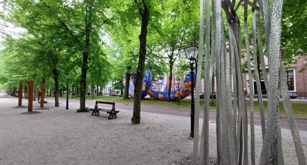 Lange Voorhout met sculpturen en blowUp Art bij Pulchri Studio.