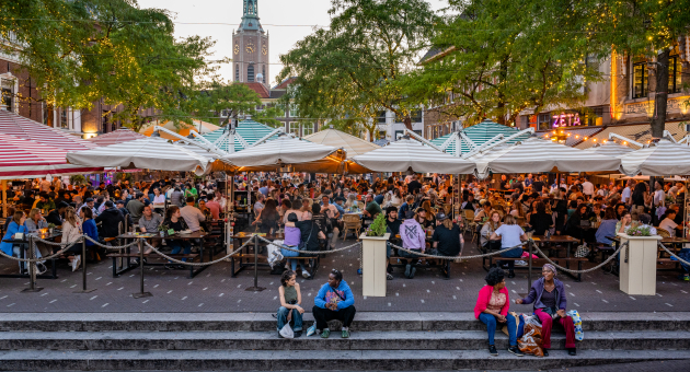 De Grote Markt in Den Haag met volle terrassen in de zomer