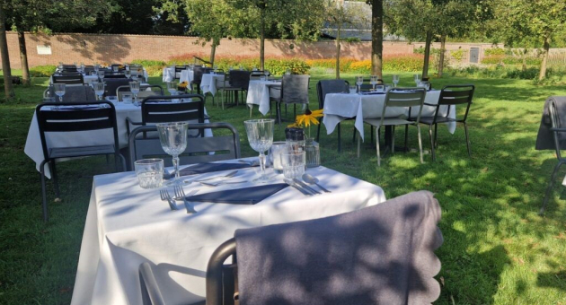 Gedekte tafels in de boomgaard van de Leidsche Tuin, Duivenvoorde