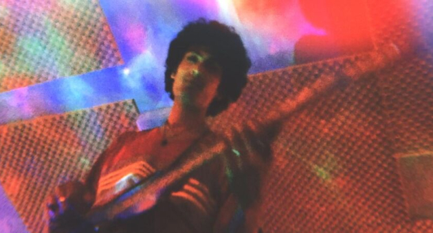 Gitarist van Fuzzy Teeth in een Jimi Hendrix-achtige setting met een late '60s psychedelische rockvibe, die perfect de rauwe energie en eigenzinnige sound van de band weerspiegelt.