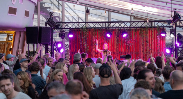 Feestende mensen bij DJ-optreden