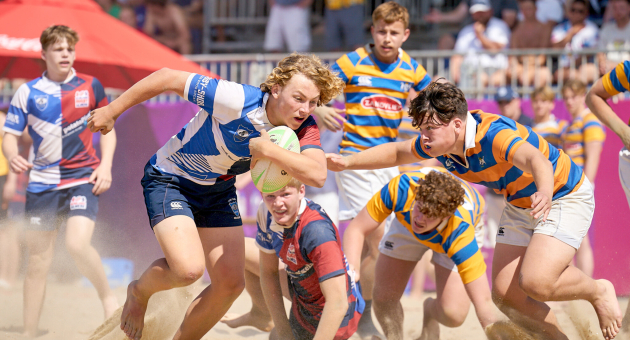Strandrugby jeugd in actie tijdens North Sea Rugby
