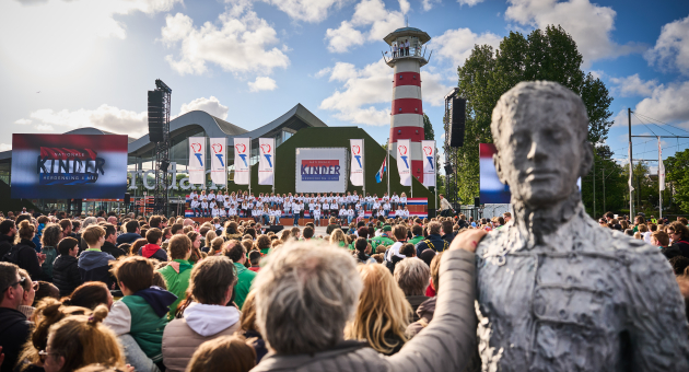 Drukbezochte Kinderherdenking bij Madurodam (c) Phil Nijhuis