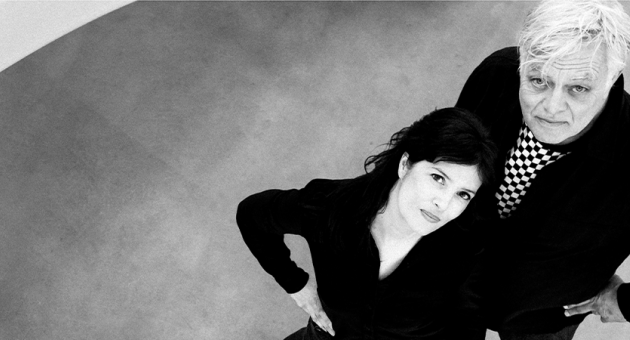 Peter Jan Stips en Jane Goulding in zwart wit poserend naar boven kijkend voor hun gezamenlijke muzikale project